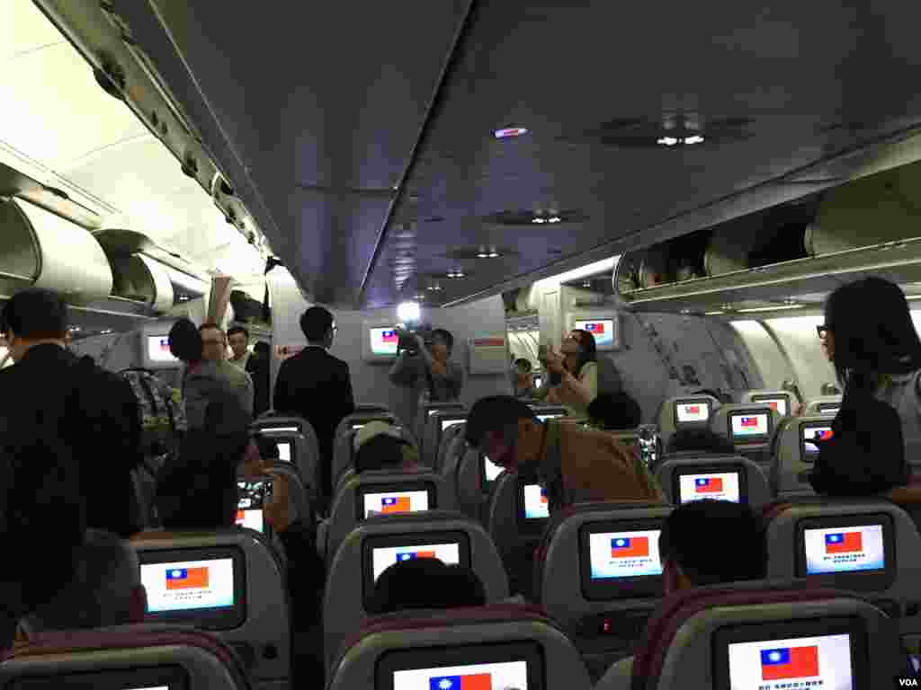 随行媒体登机马英九总统专机 （美国之音记者李逸华拍摄）