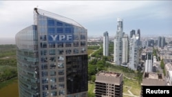 La sede de la petrolera argentina YPF en Buenos Aires, el 21 de noviembre de 2023.