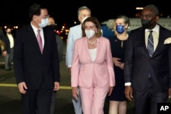 Ketua DPR AS Nancy Pelosi, tengah, tiba di Taipei, Taiwan, Selasa, 2 Agustus 2022. (Kementerian Luar Negeri Taiwan via AP)