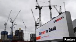 Papan iklan berisi informasi dari pemerintah Inggris mengenai Brexit di London, Inggris, 11 September 2019. (Foto: Reuters)