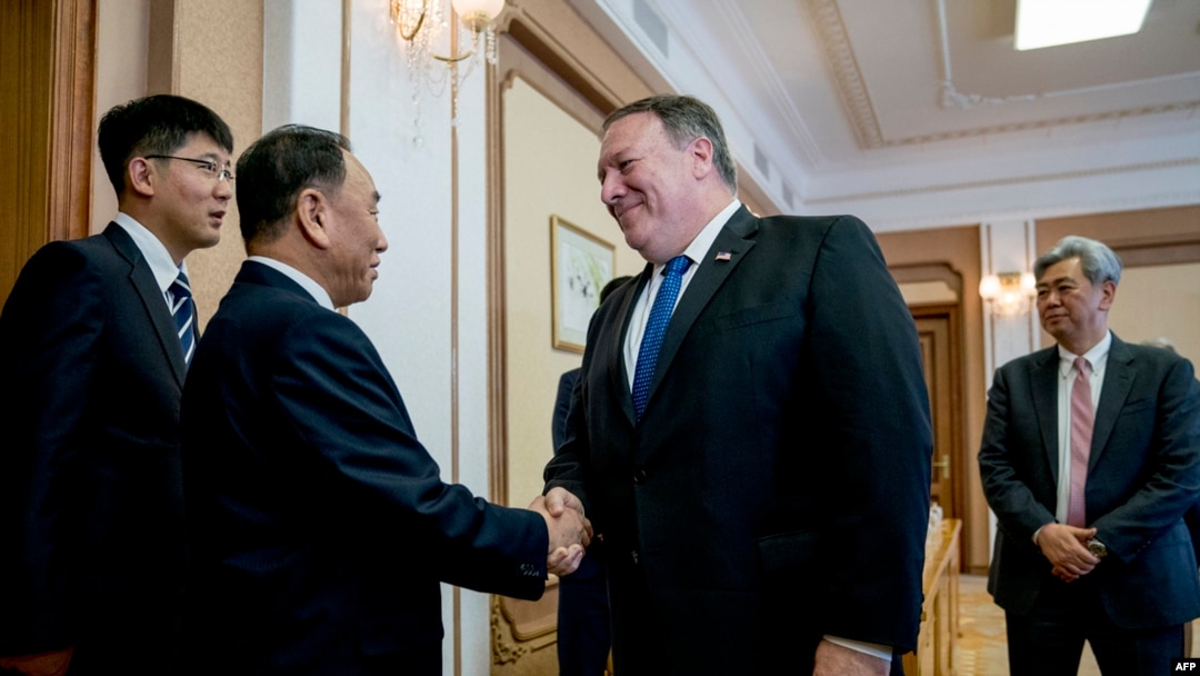Američki državni sekretar Majk Pompeo rukuje se sa Kim Jong Čolom pre sastanka Pjongjangu (Foto: AFP/POOL/ Andrew Harnik)