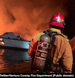 Gašenje broda na kome je izbio požar; Twitter/Ventura County Fire Department