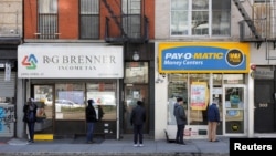 Tiendas cerradas en Nueva York, una imagen de la paralización económica y el desempleo en EE.UU.