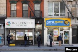 El cierre de negocios en todos los Estados Unidos ha llevado a muchos pequeños empresarios a reducir su personal, enviando a miles al desempleo.