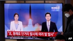 南韓電視節目報導北韓發射火箭。 （美聯社資料圖）