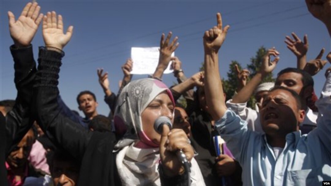 Para mahasiswa Universitas Yaman di Sanaa menuntut Presiden Ali Abdullah Saleh untuk meletakkan jabatan, Sabtu 22 Januari 2011.