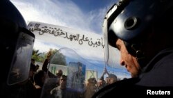 Des policiers dans la ville de Laghouat, en Algérie, le 11 janvier 2012.