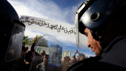 Des Milliers De Manifestants Dans Les Rues D Alger