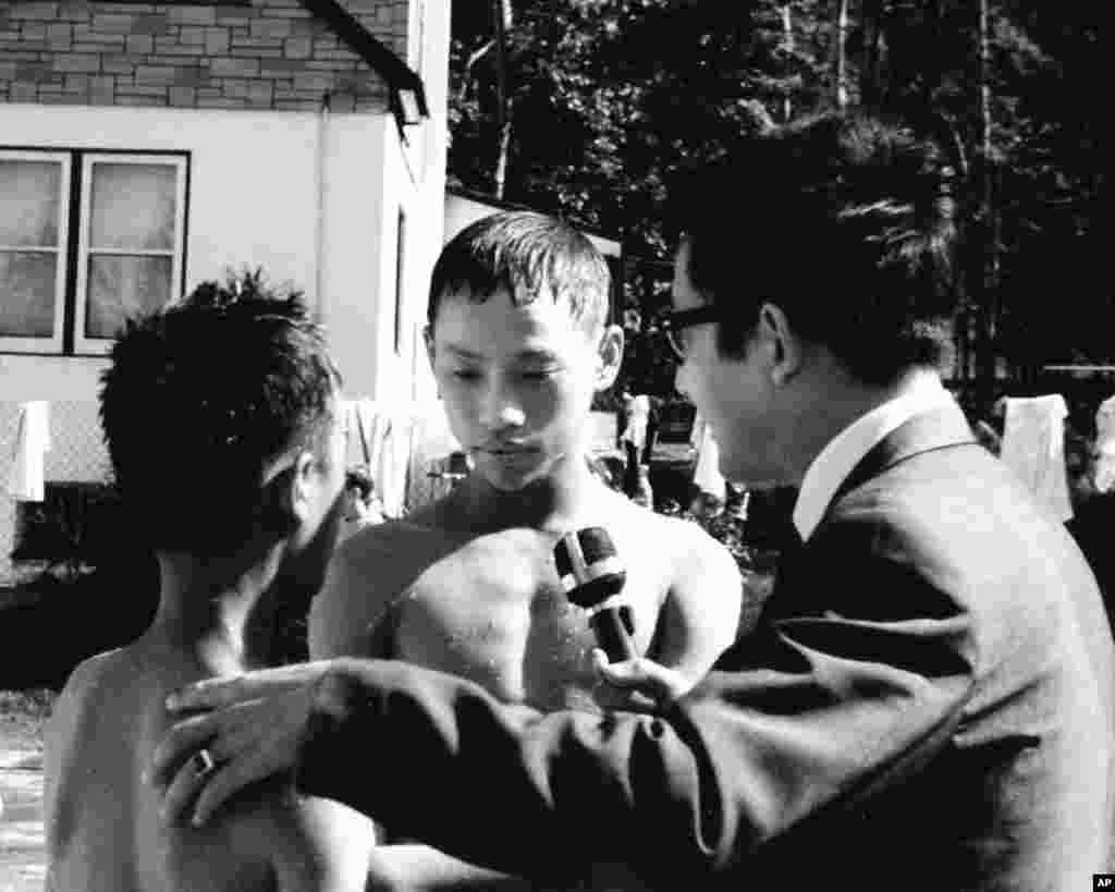 老照片回顾：美国之音中文广播70年