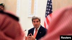 Ngoại trưởng Hoa Kỳ John Kerry tại cuộc họp báo chung với Ngoại trưởng Ả-rập Xê-út Saud al Faisal