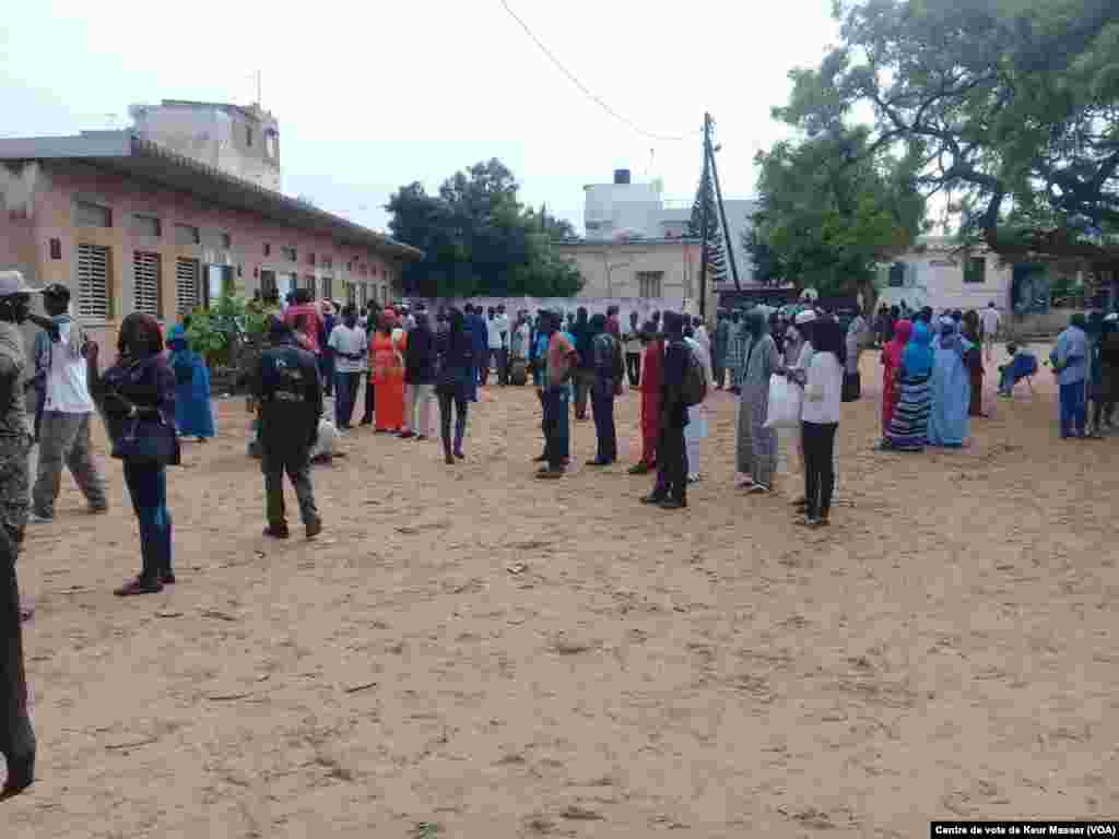 Les Sénégalais se préparent à aller voter dans le département de Pikine, au Sénégal, le 30 juillet 2017. (VOA/Centre de vote de Keur Massar)