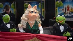 Miss Piggy (tengah) bersama Kermit si Kodok dan Constantine menghadiri pemutaran perdana film "Muppets Most Wanted" di London, 2014. 