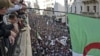 Marée humaine à Alger pour le dernier vendredi avant un scrutin rejeté