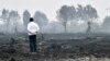 Presiden Joko Widodo ketika meninjau lahan yang terbakar di Pelalawan, Riau, 17 September 2019. (Foto: Biro Setpres via AFP)