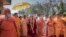 សម្តេចសង្ឃ​ Dalai Lama បាន​មកដល់​ Sri Udasin Karshni Ashram បន្ទាប់​ពីការ​ស្វាគមន៏​បែប​ប្រពៃណី។