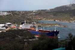 Sebuah kapal tanker minyak mentah berlabuh di terminal PDVSA Kilang Minyak Isla di Willemstad di Pulau Curacao. (Foto: Reuters)