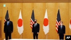 Thủ tướng Nhật Yoshihide Suga (phải), Ngoại trưởng Hoa Kỳ Antony Blinken (giữa) và Bộ trưởng Quốc phòng Hoa Kỳ Lloyd Austin tại Tokyo ngày 16/3/2021.