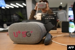 Visitors test a VR device using the 5G network at a pop-up store of South Korean telecom operator LG Uplus in Seoul, April 2, 2019.