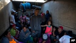 Además de las personas que salen de su país, ACNUR también ha encontrado en Honduras y El Salvador altos niveles de desplazamiento interino: 320 mil personas.