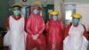 Petugas medis yang menggunakan alat pelindung diri berupa jas hujan dan masker bedah di Rumah Sakit Seto Hasbadi Kota Bekasi. (Foto: dokumentasi Rumah Sakit Seto Hasbadi)