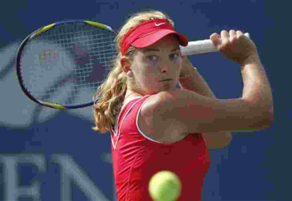 Coco Vandeweghe devuelve un tiro a Samantha Stosur de Australia durante el torneo de tenis Abierto de EE.UU. en Nueva York, miércoles, 31 de agosto de 2011. (Foto AP / Mike Groll)