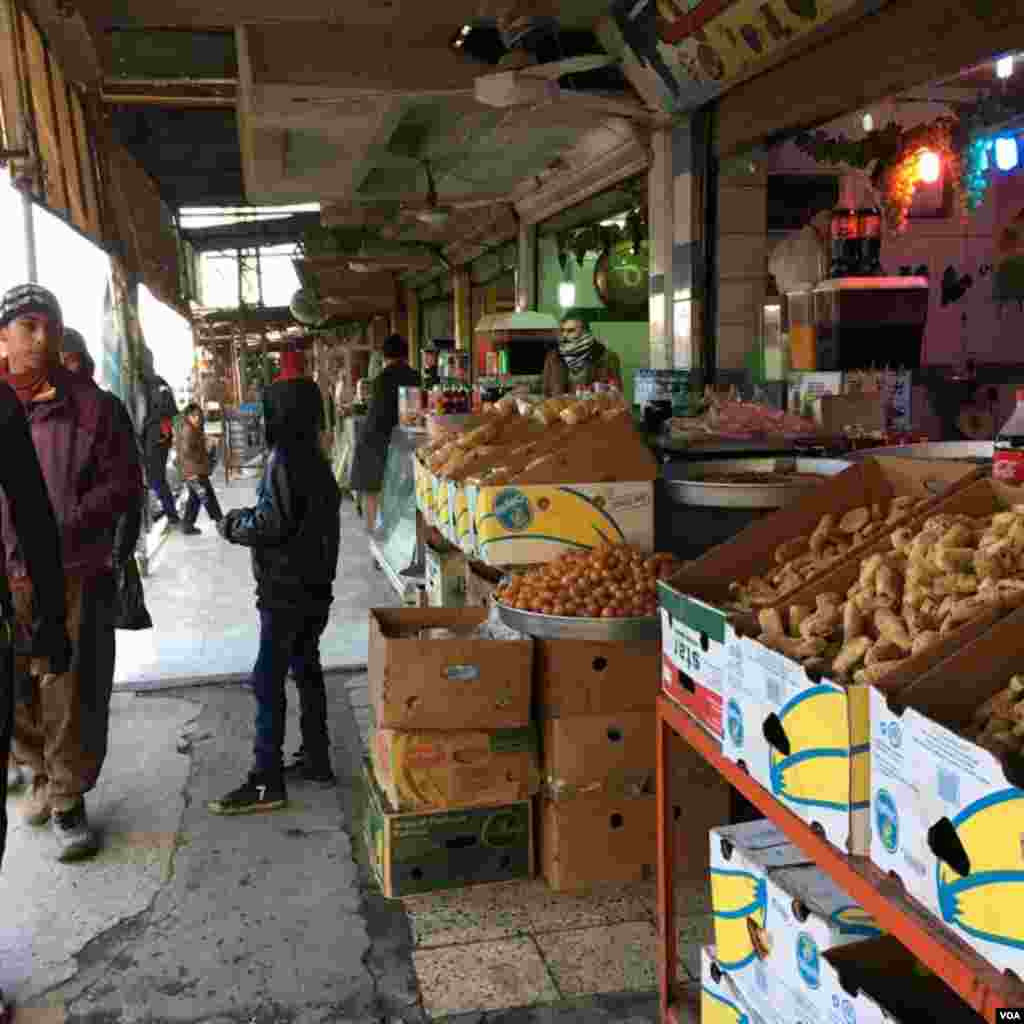 Suasana di pasar di kota Qayyarah, sebelah selatan Mosul, Desember 2016. (VOA/Kawa Omar)