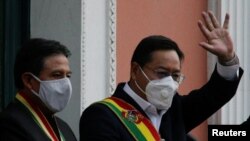 Presiden Bolivia Luis Arce dan Wakil Presiden David Choquehuanca menghadiri parade dari balkon Istana Kepresidenan di La Paz, Bolivia, 8 November 2020. (Foto: Reuters)