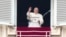 Pap Francois bay benediksyon li apre li finn pwononse mesaj li a midi sou plas Sen Pierre la nan Vatican an, Dimanch 31 Oct. 2021. 
