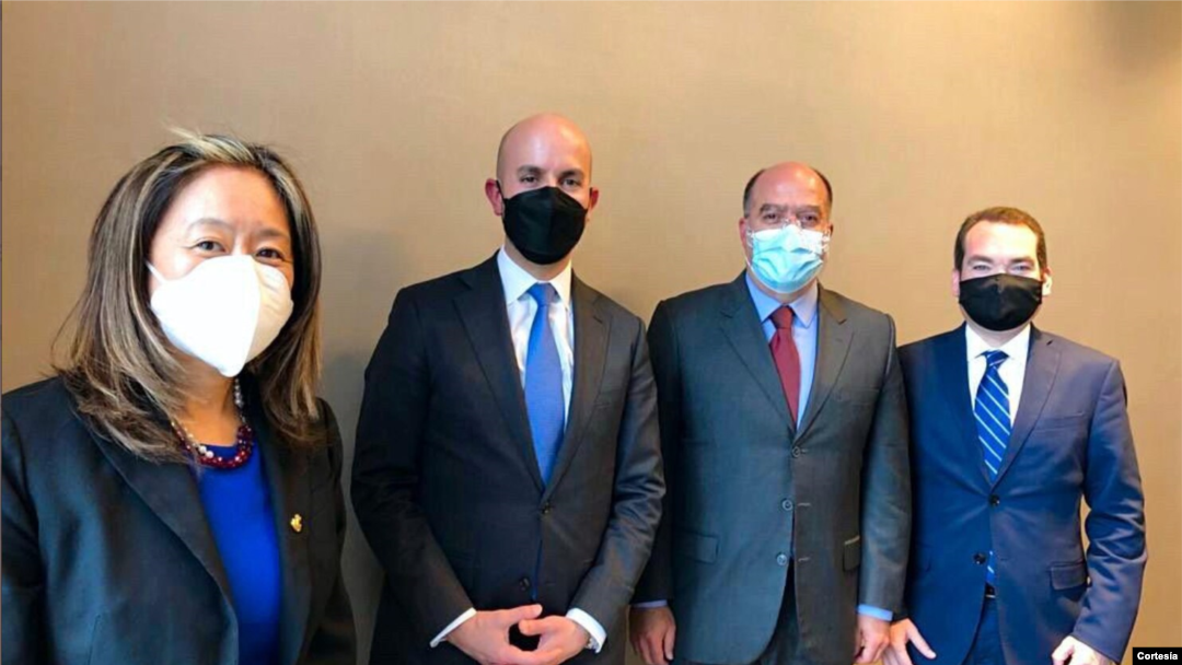 El asesor de seguridad nacional, José González, se reunió en Bogotá con funcionarios del Gobierno interino venezolano. [Foto: Twitter @JulioBorges]