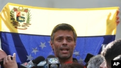 El líder opositor venezolano, Leopoldo López, habla durante una conferencia de prensa frente a la residencia del embajador español en Caracas, Venezuela, el 2 de mayo de 2019.