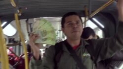 Venezolano regala bolívares por caridad en buses de Bogotá