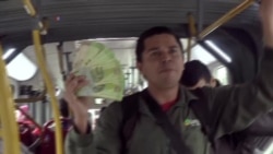 Venezolano regala bolívares por caridad en buses de Bogotá