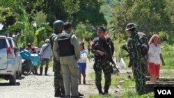 Personel TNI Polri di desa Tamadue, Lore Timur, pasca kemunculan dua orang mencurigakan yang diduga anggota kelompok Santoso.(Foto: dok). Aparat keamanan masih terus terhadap kelompok teroris Mujahidin Indonesia Timur, pelaku pembunuhan empat warga di Kabupaten Sigi, Sulsel.