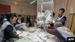 Подсчет голосов на избирательном участке в Бишкеке. Кыргызстан. 10 октября 2010 года