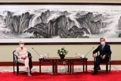 웬디 셔먼 미국 국무부 부장관이 26일 톈진에서 왕이 중국 외교부장과 회담했다.