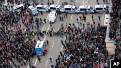 Autos policiales bloquean una calle mientras la policía separa a manifestantes de derecha y de izquierda que participaban en manifestaciones contrarias, en Chemnitz, en el este de Alemania, el 1 de septiembre de 2018. 