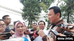 Basuki Tjahaja Purnama (Ahok), Komisaris Utama PT Pertamina (persero) (kanan), bersama Dirut PT Pertamina (persero) Nicke Widyawati (kiri) memberikan keterangan kepada media usai pertemuan dengan Presiden Jokowi di Istana Merdeka, Jakarta, 10 Desember 2019. (Foto: VOA/Ghita) 