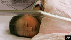 Bayi yang baru lahir di Hong Kong, yang menghadapi angka kelahiran rendah seperti Singapura. (Foto: AP)