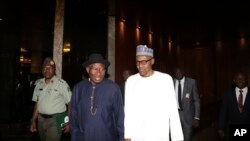 Rais wa zamani wa Nigeria, Goodluck Jonathan akiwa pamoja na rais aliye madarakani sasa, Muhammadu Buhari mjini Abuja, Nigeria