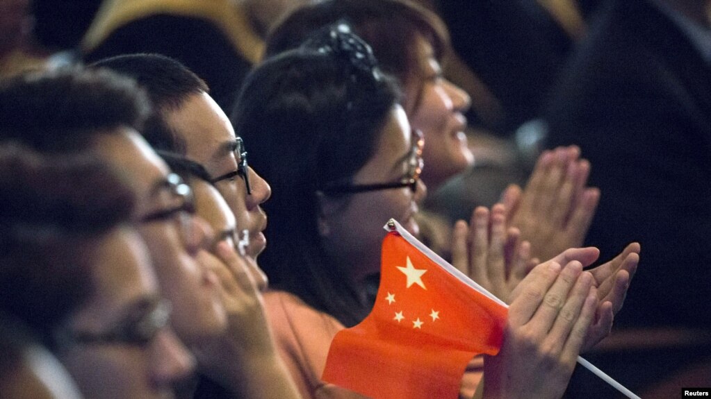 中国国家主席习近平2015年9月23日访美期间在华盛顿州塔科马的林肯中学讲话时，台下的中国学生鼓掌。(photo:VOA)