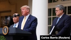 Le président des États-Unis, Donald Trump, aux côtés du secrétaire au Commerce, Wilbur Ross, et du ministre de la justice, Bill Barr, dans le Rose Garden de la Maison Blanche à Washington, aux États-Unis, le 11 juillet 2019. REUTERS / Carlos Barria 