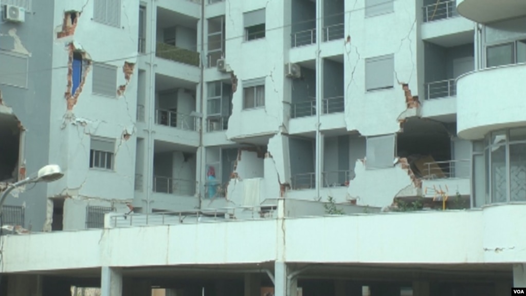 Shqipëri, dëme në 6000 pallate e banesa, 9000 banorë lanë shtëpitë