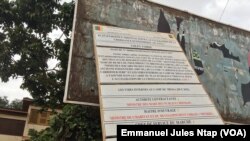 Une plaque qui annonce les travaux sur une dizaine de voies délabrées à Yaoundé, au Cameroun, le 28 février 2018. (VOA/Emmanuel Jules Ntap)