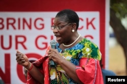 Obiageli Ezekwesili yana magana a lokacin wani taron da suka yi domin tattauna kokarin kwato 'yan matan na Chibok da aka sace.