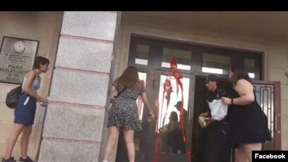 Bakıda feminist fəallar polis idarəsinin binası qarşısında aksiya keçirib