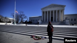 人們在美國最高法院前安放悼念斯卡利亞大法官去世的鮮花
