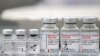 Frascos de vacunas contra COVID-19 de Pfizer y Moderna. [Reuters]