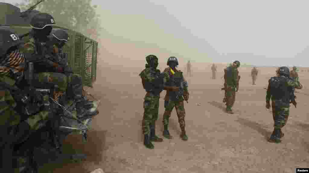 Des soldats camerounais montent la garde à Kolofata, au Cameroun, le 16 mars, 2016.