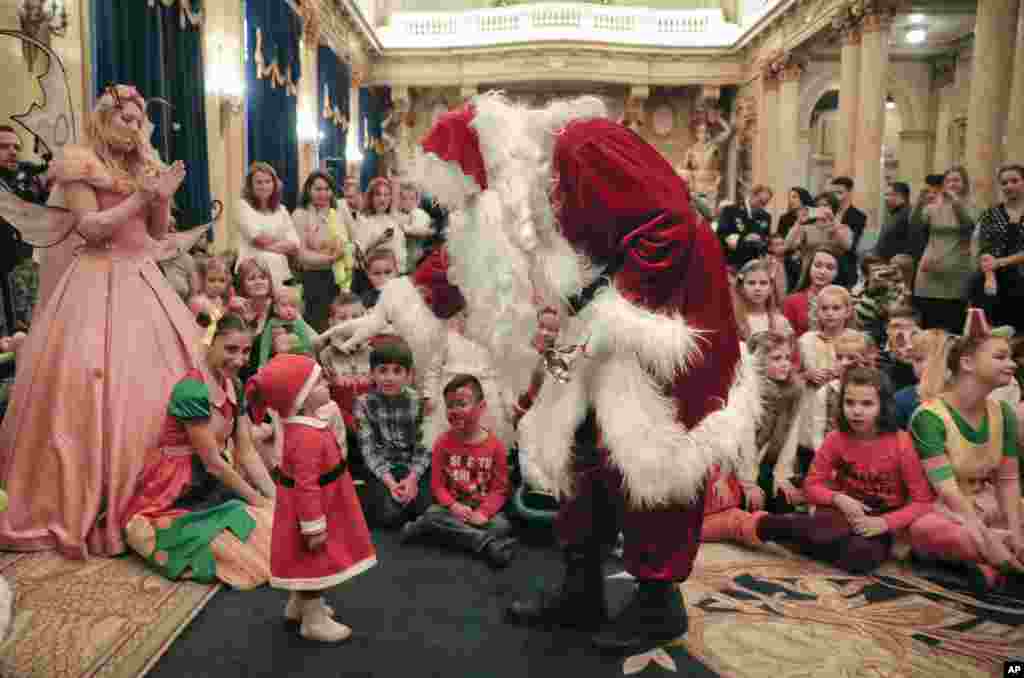 جشن کریسمس برای کودکان خانواده&zwnj;های نظامی رومانیایی در کاخ ملی&zwnj; در بخارست، پایتخت این کشور.