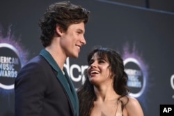 Shawn Mendes dan Camila Cabello di acara American Music Awards, 24 November 2019 (Jordan Strauss/Invision/AP)